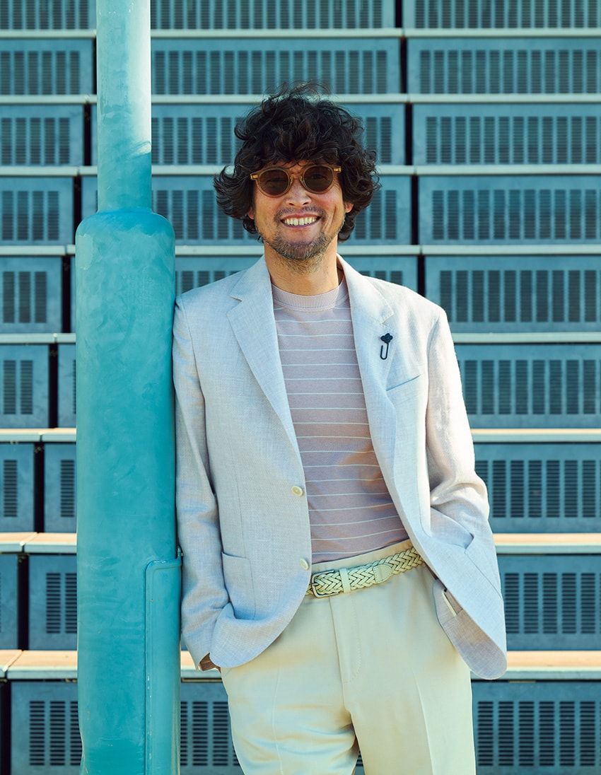 ジャケット18万7000円、ニット10万1200円、パンツ8万3600円／すべてラルディーニ（トヨダトレーディング　03-5350-5567）、サングラス8万2500円／アイヴァン 7285（アイヴァン 7285 トウキョウ　03-3409-7285）