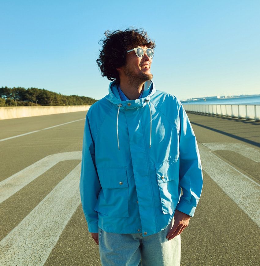 パーカ4万7300円、デニム3万800円／ともにトラディショナル ウェザーウェア（トラディショナル ウェザーウェア 渋谷店　03-6419-7771）、サングラス4万7300円／アイヴァン（アイヴァン 東京ギャラリー　03-3409-1972）