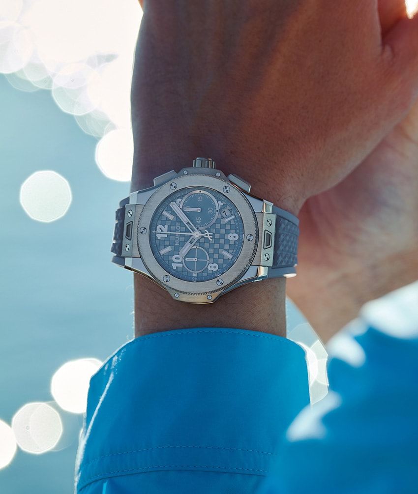 腕時計 チタンケース、43㎜径、自動巻き。262万9000円／ウブロ（LVMHウォッチ・ジュエリー ジャパン　ウブロ　03-5635-7055）