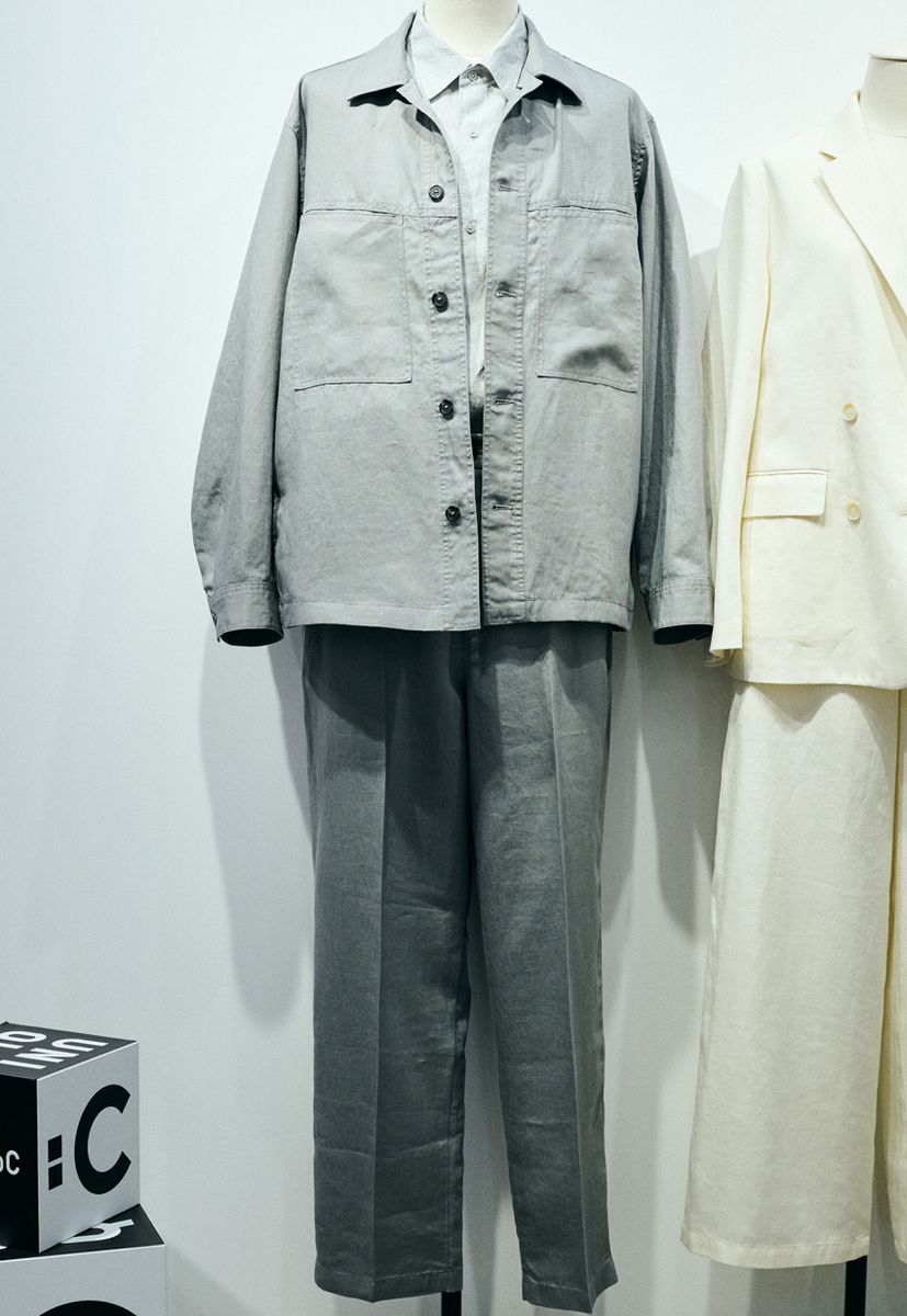 「プレミアムリネンシャツジャケット」7990円、「プレミアムリネンワイドパンツ」5990円／ともにユニクロ：シー（ユニクロ