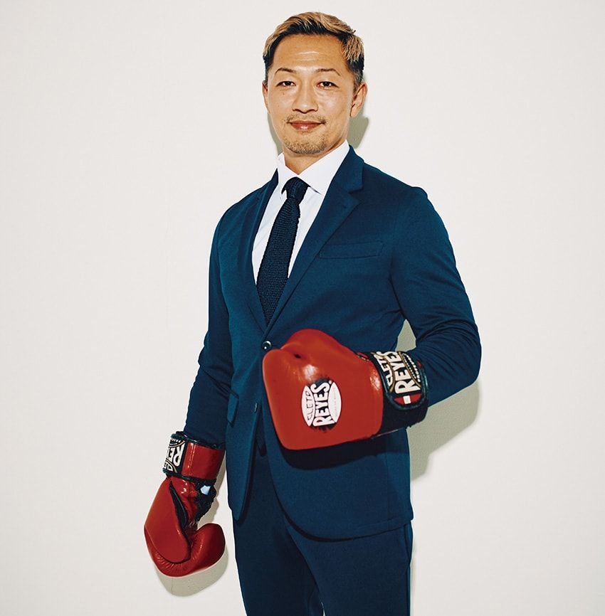 株式会社HITOSUKE 代表取締役／CEO 小比田 隆太さん●1981年、新潟県生まれ。大学卒業後、長谷川興産（当時）に入社しフランチャイズ加盟店開発業務に携わる。2016年にダイタクに入社。翌年、会社再建の陣頭指揮をとり、再建成功後に株式と代表権を移譲される。18年に代表取締役に就任、20年に社名をHITOSUKEに変更。ふすまの張り替えを行う「金沢屋」、御用聞き事業「家工房」などのFCビジネスを創出する。現在は新事業「ラーメン GINZA TON BOX」を手掛け、海外進出を目標に掲げている。hitosuke.com