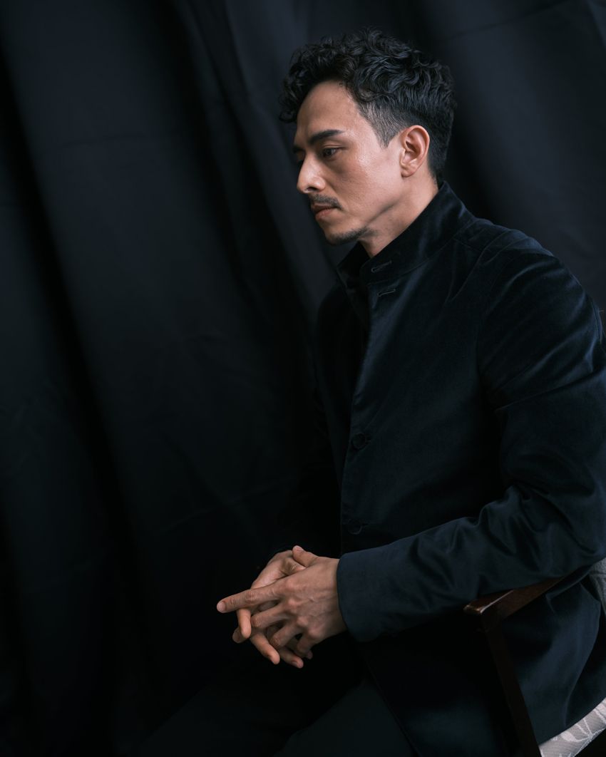 満島真之介（みつしま・しんのすけ）1989年生まれ、沖縄県出身。2010年、俳優デビュー。映画『風俗行ったら人生変わったwww』主演で注目を集め、NHK連続テレビ小説『梅ちゃん先生』、大河ドラマ『いだてん』『青天を衝け』など話題作に出演。兼近大樹との旅番組『メシドラ』でも人気を集めるなど、映像・舞台・バラエティと幅広く活動し、独自の存在感を放っている。