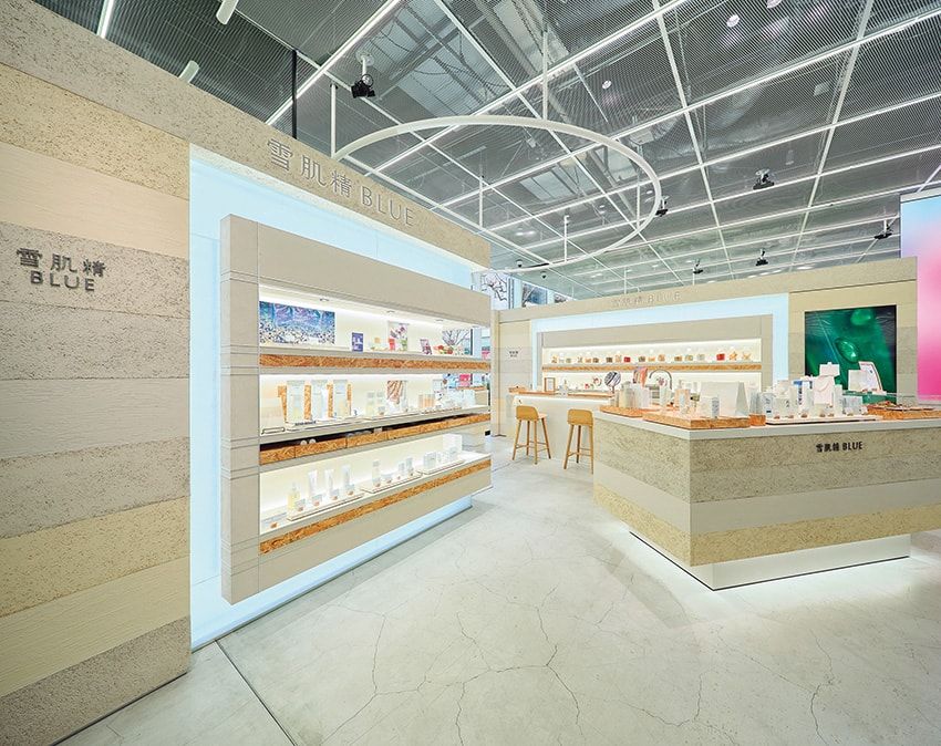 都内の直営店「メゾンコーセー銀座」にはコーセーのさまざまなブランドの商品が集結。雪肌精 BLUEのコーナーの什器や柱には、沖縄の海から採取された風化造礁サンゴを主原料とする左官材を使い、天然の無機顔料で着色。天然素材へのこだわりを見せる。