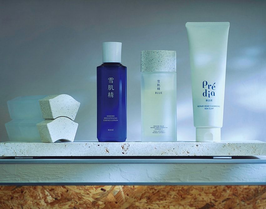 「SAVE the BLUE」に参加できる対象商品の一部。右から、海の恵みを素材とするコスメシリーズ、プレディアBLUEのヘッド クレンズ クレイ。より環境に配慮した原料を使う雪肌精の新シリーズ、雪肌精 BLUEのディープ ハイドレイティング エッセンス リキッド ⅠⅠ。1985年に誕生した雪肌精の薬用雪肌精 ブライドニング エッセンス ローション【医薬部外品】。