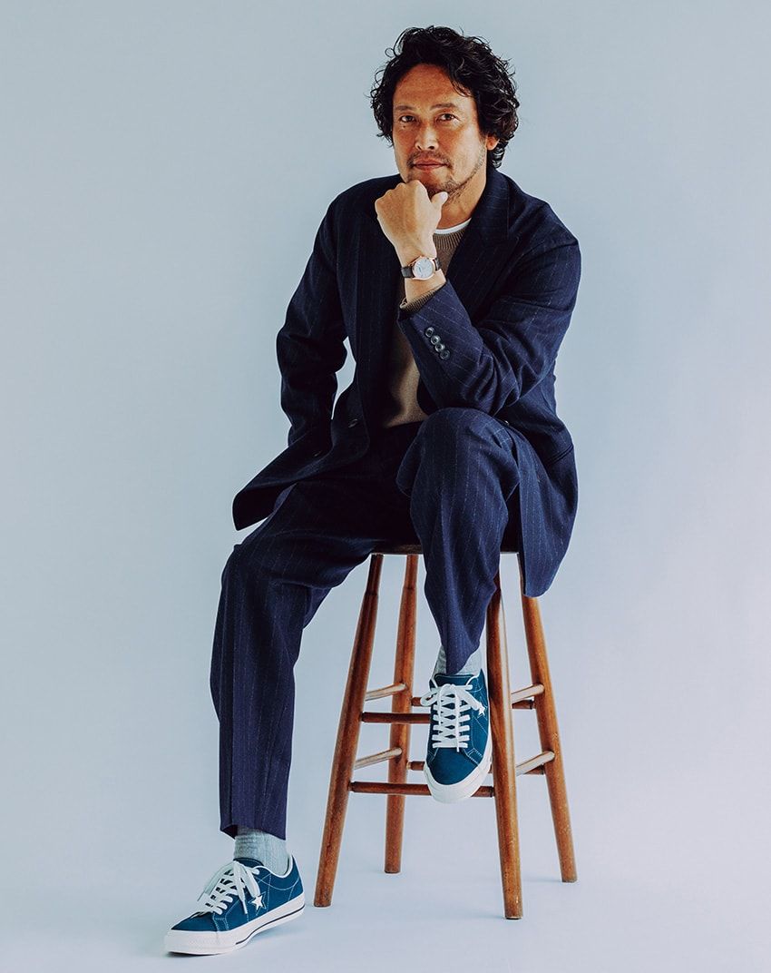 腕時計36万3000円／シチズン　0120-78-4807、ジャケット13万2000円、パンツ6万3800円／ともにユーゲン（イデアス　03-6869-4279）、ニット3万800円／スローン（ザ ショップ スローン 新静岡セノバ店　054-266-7241）、スニーカー1万5400円／コンバース　0120-819-217