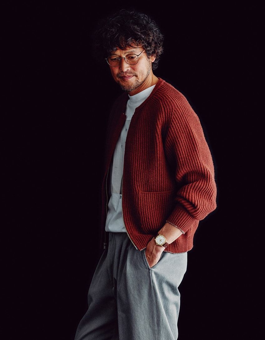 腕時計306万9000円／オメガ　0570-000087、ブルゾン9万200円／サルト　info@sarto-designs.com、Tシャツ2万2000円／ザ インターナショナル アート コレクション（ノウン　03-5797-8950）、パンツ3万1900円／ニート（にしのや　03-6434-0983）