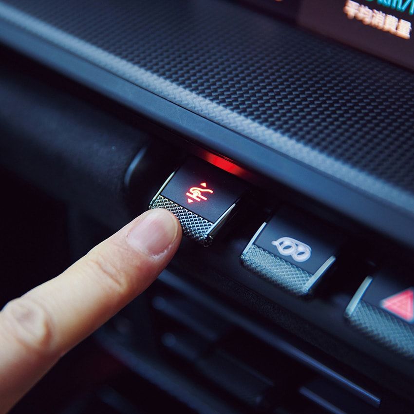 「試乗車にはオプション価格80万2000円のフルカーボンバケットシートが装着されていました。ホールド性は申し分ないですが、リクライニングできず。サーキットなら正解でも、街や長距離では覚悟が必要でしょうか……。日常も含めて楽しみたいなら、2+2の標準シートを私は選びます」。