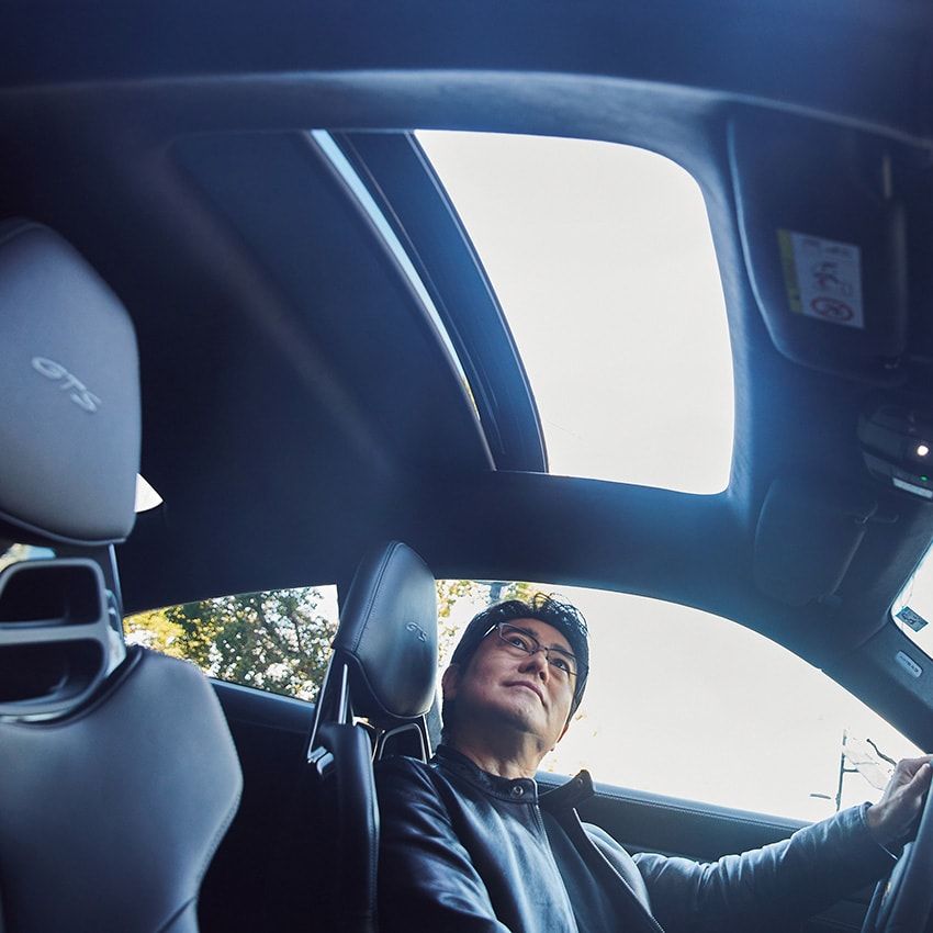 「ガラスルーフはアウタースライド式で、いわゆるハメゴロシではなく、ちゃんと“開く”のがいい。サンシェードも電動だから、ガラスを閉めたままでもシェードを開けて光を取り込める。こういう作り込みに、ポリシーを感じます。空気を循環できるので開けられるのが好きです」。