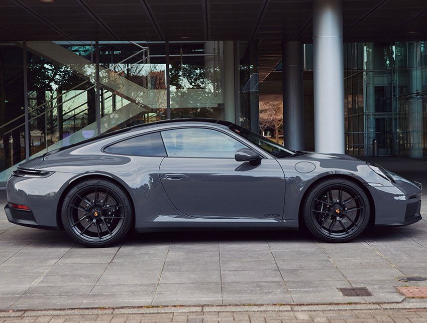 2379万円〜／ポルシェコンタクト