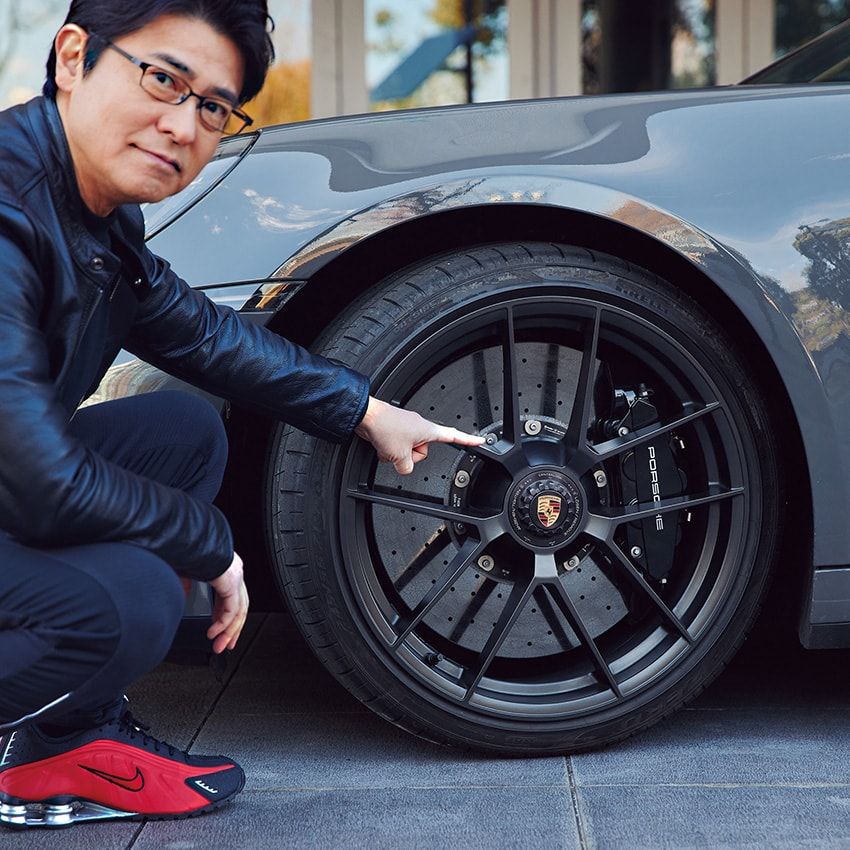 「取材車両の仕様はGTS×センターロックホイール。この存在感が段違い。レーシングカー由来の説得力で、足元が一段シャープに見えるし、あえての黒キャリパーの落ち着きもいい。とはいえオプション価格約170万円という現実に引き戻される感じがまたポルシェ。街乗りメインだと、ちょっと贅沢すぎるかも？」。