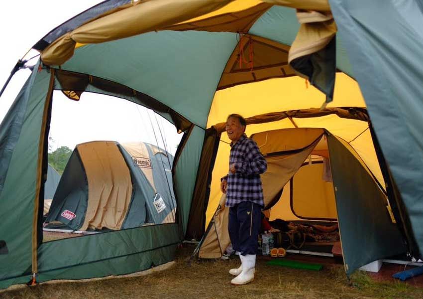 野口 健が被災者に“タバコ”を差し入れた理由「嗜好品も立派な支援物資だ」「防災はまず、トイレを見直す」 - 2枚目の画像