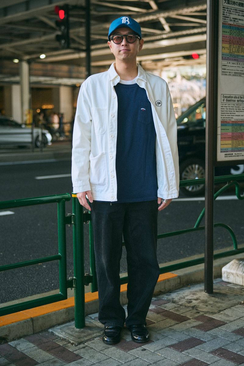 シャツ、シューズ、帽子、眼鏡、リング＝すべて古着