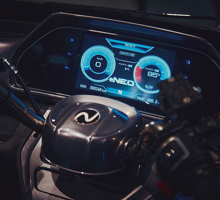 バッテリー残量などはディスプレイから逐一チェックできる。なお、一般的な100Vコンセントからも充電可能だ。