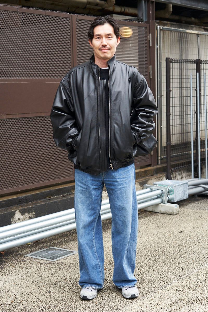 ジャケット、ニット、パンツ＝すべてシュタイン