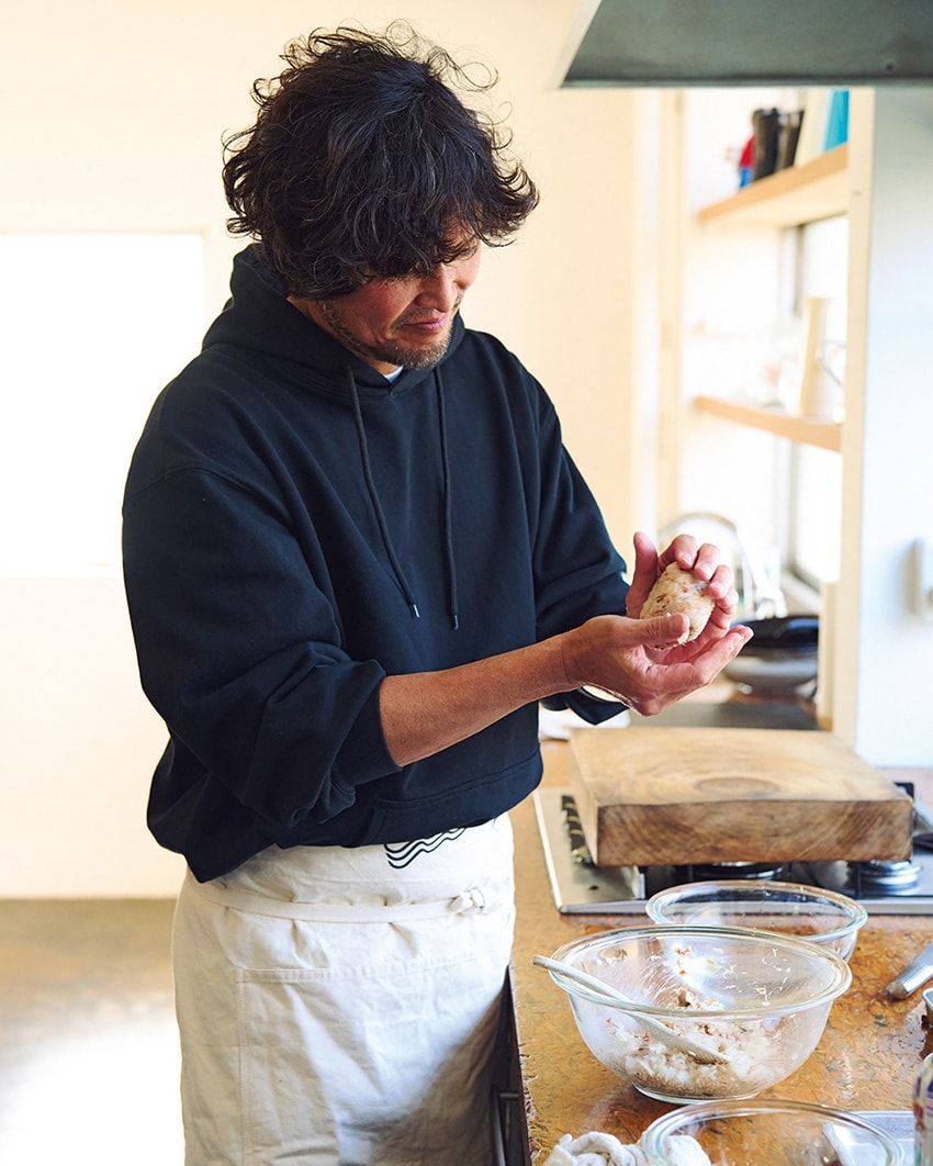 熱々ごはんをぎゅっ。握るときの塩はひとつまみくらい！