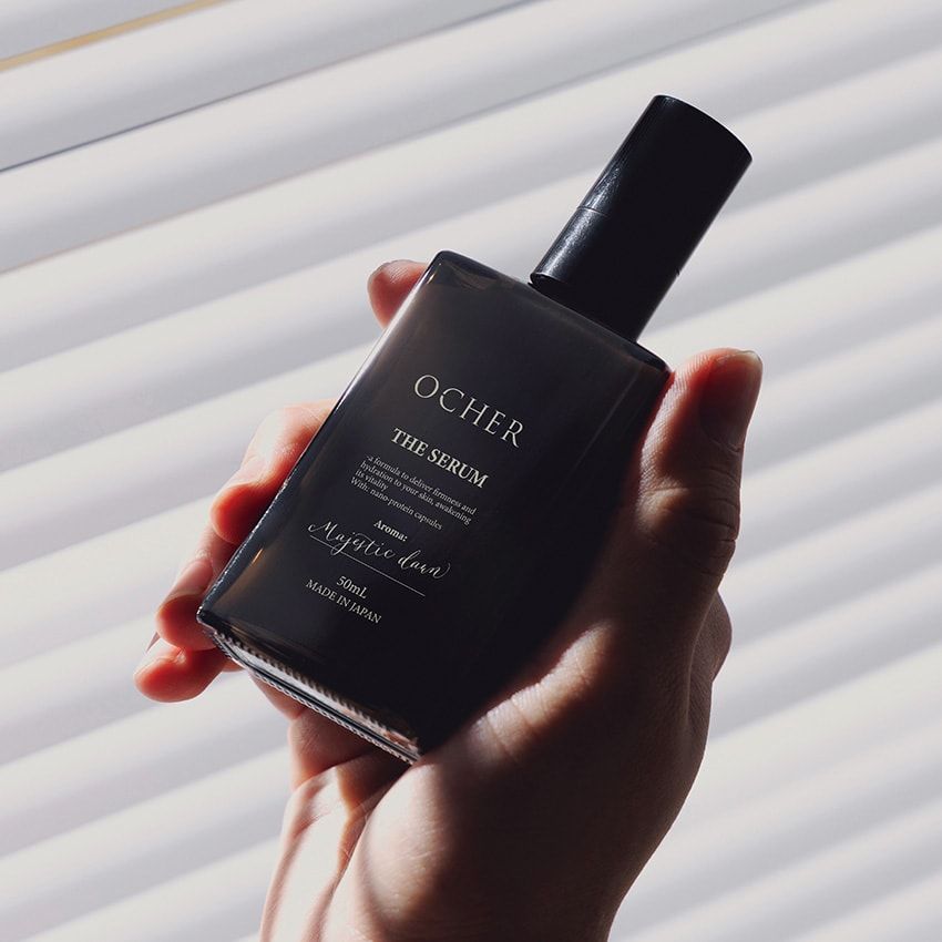 オーカーの代名詞であるオールインワン美容液は、ナイアシンアミドやバクチオール、CICAなどの話題の美容成分に、浸透力を高める独自のナノプロテインカプセルを搭載。乾燥やテカリ、くすみ、ヒゲ剃りによるダメージなど、OCEANS世代の肌悩みに全方位的にアプローチする。ベルガモットや洋ナシが重なるウッディ＆ムスクの香りも人気の理由。50㎖ 4270円／オーカー　03-4572-0110