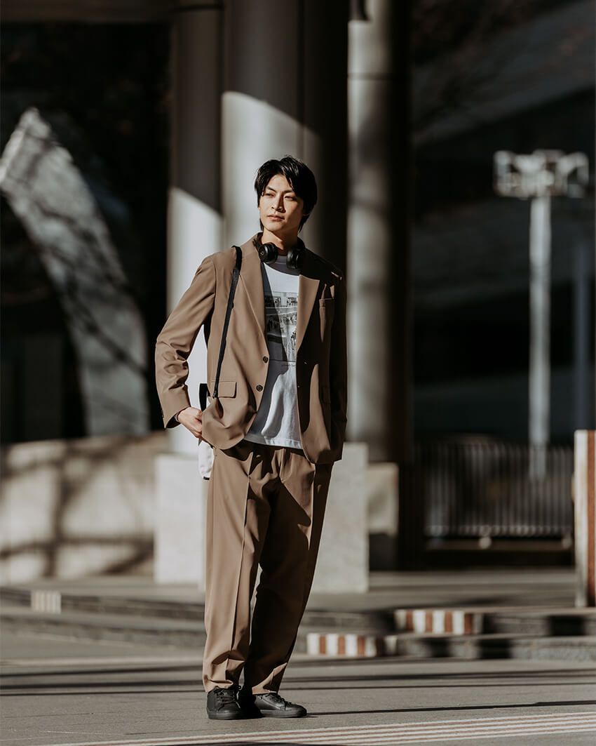 ジャケット2万5960円、パンツ1万2980円、 バッグ7920円／すべてグリーンレーベル リラクシング、Tシャツ9900円／フィルフィーズ for グリーンレーベル リラクシング、靴1万8700円／コンバース  for グリーンレーベル リラクシングすべてグリーンレーベル リラクシング、 靴2万900円パトリック（すべてグリーンレーベル リラクシング　store.united-arrows.co.jp/brand/glr/）