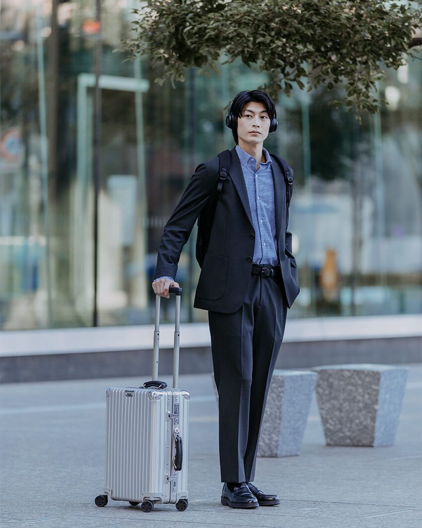 ジャケット2万5960円、シャツ8470円、パンツ1万2980円、靴2万4970円／すべてグリーンレーベル リラクシングバッグ1万9800／ウェイクスレイ for グリーンレーベルリラクシング（すべてグリーンレーベル リラクシング　store.united-arrows.co.jp/brand/glr/）