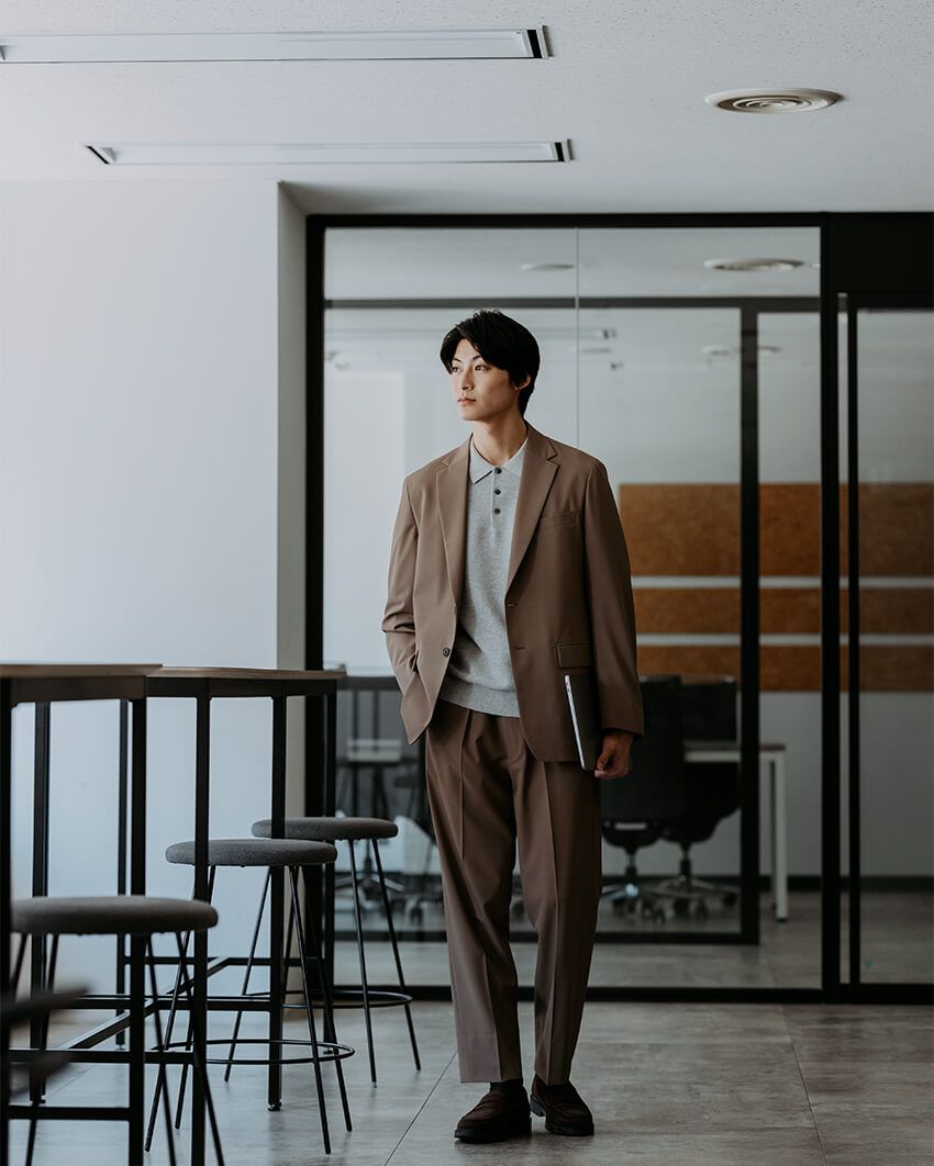 ジャケット2万5960円、ニット1万890円、パンツ1万2980円、 靴2万4970円／すべてグリーンレーベル リラクシング　store.united-arrows.co.jp/brand/glr/）