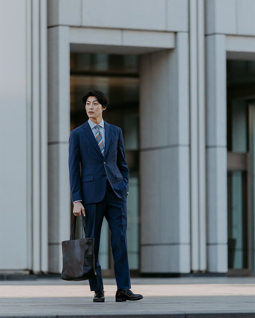 ジャケット2万6950円、シャツ8910円、 パンツ1万3970円、靴¥2万1890円／すべてグリーンレーベル リラクシング、ネクタイ1万3200円／ アルテア （すべてグリーンレーベル リラクシング　store.united-arrows.co.jp/brand/glr/）