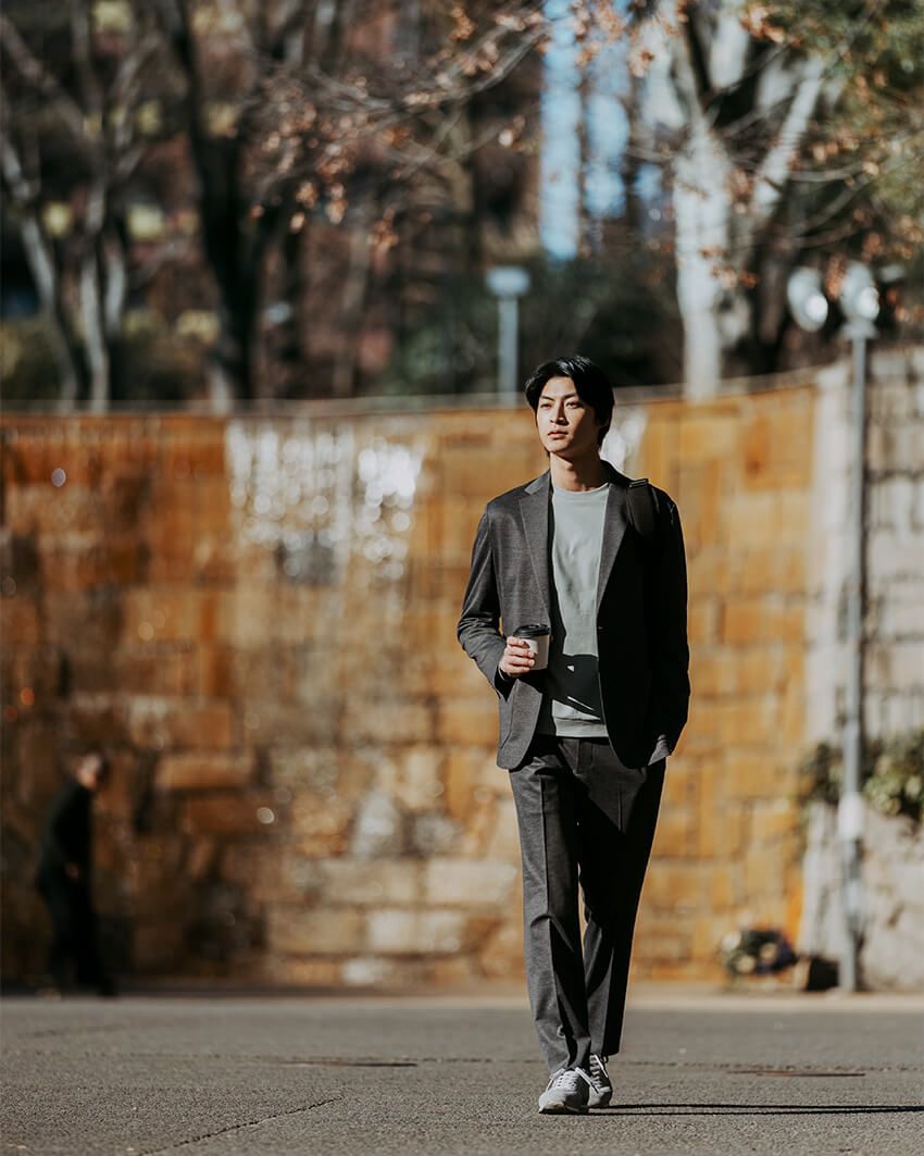 ジャケット2万5960円、Tシャツ7920円、パンツ1万2980円／すべてグリーンレーベル リラクシング、 靴2万900円パトリック（すべてグリーンレーベル リラクシング　store.united-arrows.co.jp/brand/glr/）