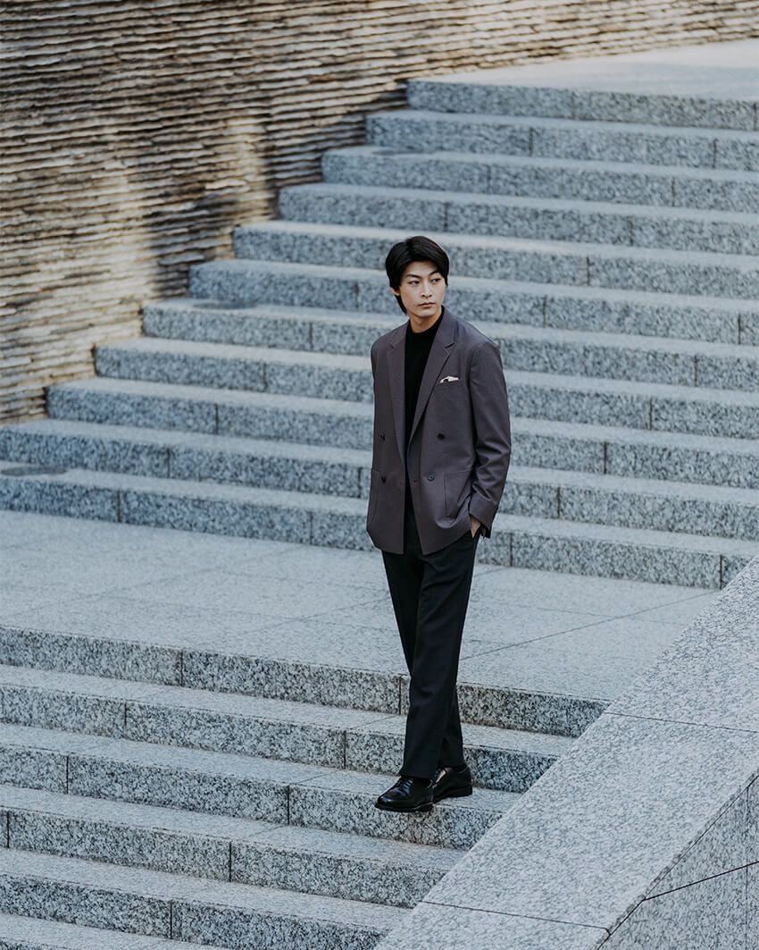 ジャケット2万6950円、ニット1万890円、パンツ1万4960円／すべてグリーンレーベル リラクシング、 チーフ7920円 ブレック（すべてグリーンレーベル リラクシング　store.united-arrows.co.jp/brand/glr/）