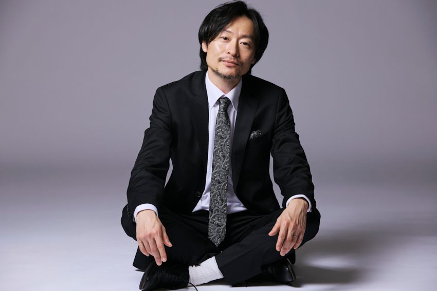 川西賢志郎。1984年、大阪府出身。2024年のコンビ解散後、舞台や俳優業を軸に活動。NHKのコント番組「LIFE！」の常連メンバーであり、連続テレビ小説「おむすび」や大河ドラマ「べらぼう」など俳優としても活躍の場を広げている。2025年には著書「はじまりと おわりと はじまりと」を上梓。2025年からスタートしたソロライブは、今年さらにその規模を拡大。『ワンマントークショー~What's in the Box?~』と題し、東京・大阪など全国6大都市を巡るツアーが幕を開けた。