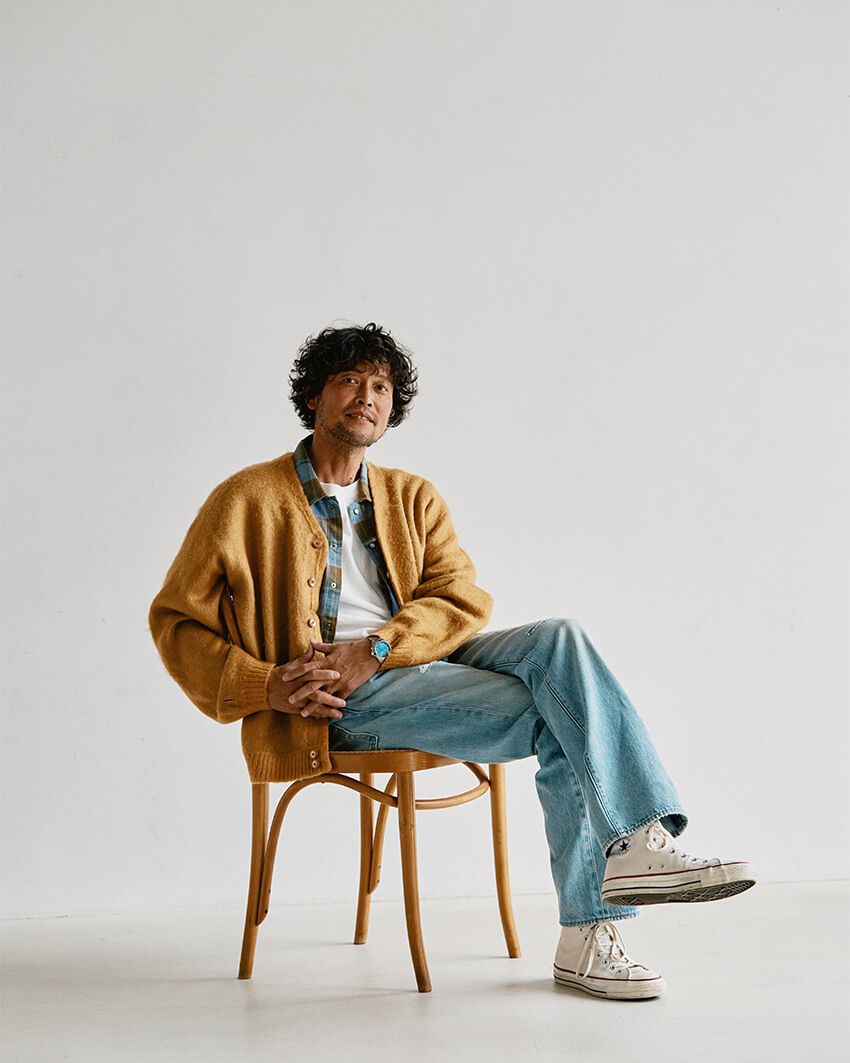 カーディガン2万900円／タウンクラフト×ハイ！スタンダード（ハイ！スタンダード　03-3464-2109）、シャツ7700円、Tシャツ2万7500円／へリル（にしのや　03-6434-0983）、デニム1万5400円／リーバイス（リーバイ・ストラウス ジャパ　0120-099-501）