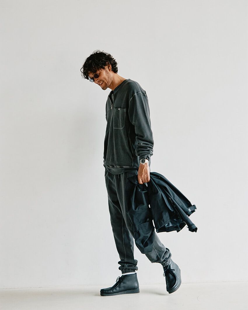 スウェット3万8500円、パンツ3万5200円／ともにノンネイティブ（ノンネイティブ ショップ　03-59904720）、サングラス8万8000円／10 アイヴァン（アイヴァン PR　03-6450-5300）、手に持ったジャケット13万2000円／デサント オルテライン 81（デサント　0120-46-0310）