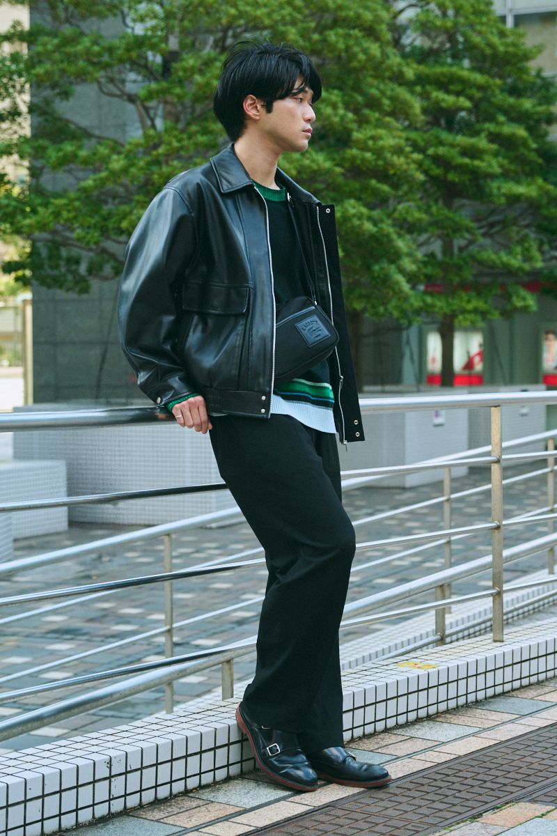 ジャケット 、ニット＝ともにユナイテッドトウキョウ　パンツ＝ユニクロ　シューズ＝タケオキクチ　バッグ＝ラコステ　腕時計＝ベーリング　リング＝フリンク