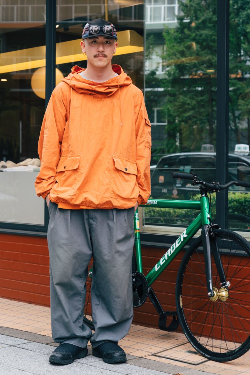 ジャケット、カットソー、パンツ、帽子＝すべてアナクロノーム