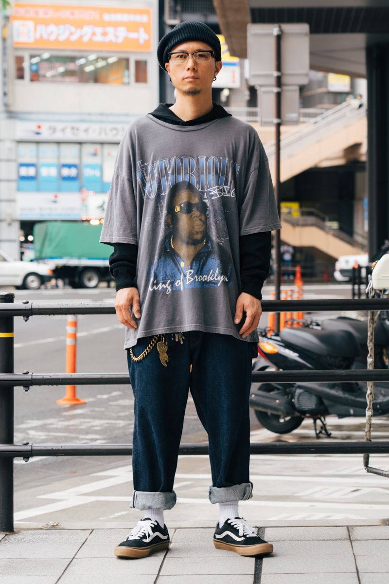 Tシャツ ＝古着　カットソー、デニム、帽子＝すべてクーティー　シューズ＝ヴァンズ　眼鏡＝ブラックフライ　ピアス＝不明