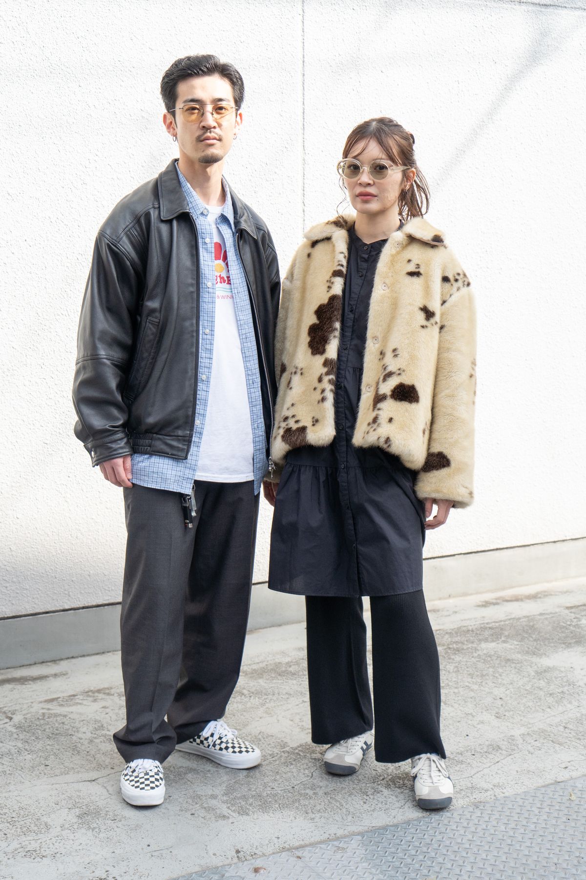 ジャケット、Tシャツ、パンツ＝すべてビームス