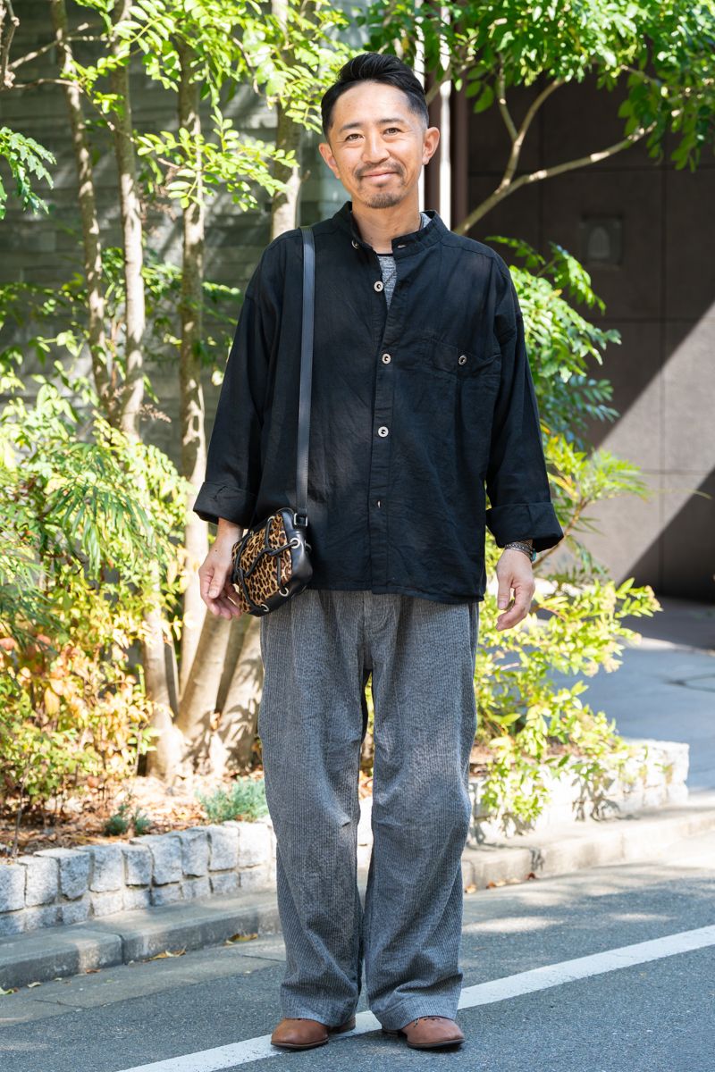 ジャケット＝不明　Tシャツ＝アイアムドーク　パンツ＝ウィローパンツ　シューズ＝フォルメ　バッグ＝ロングディスタンス　ネックレス 、バングル＝ともにナバホ　リング＝ホピ