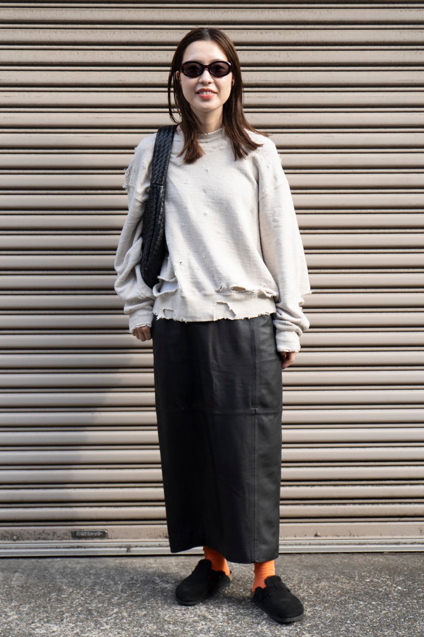 【春のモノトーン】男女でコーデを比較！男性はアクセやレザーで武骨にする傾向？ 女性は…… - 4枚目の画像