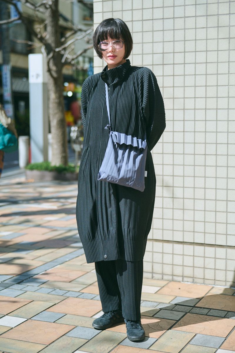 コート、パンツ＝ともにイッセイミヤケ
