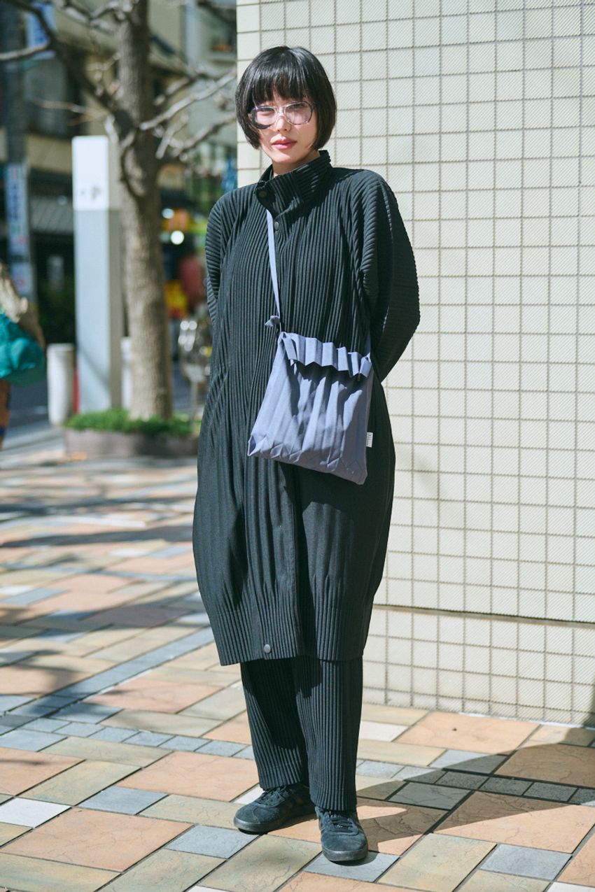 【春のモノトーン】男女でコーデを比較！男性はアクセやレザーで武骨にする傾向？ 女性は…… - 2枚目の画像