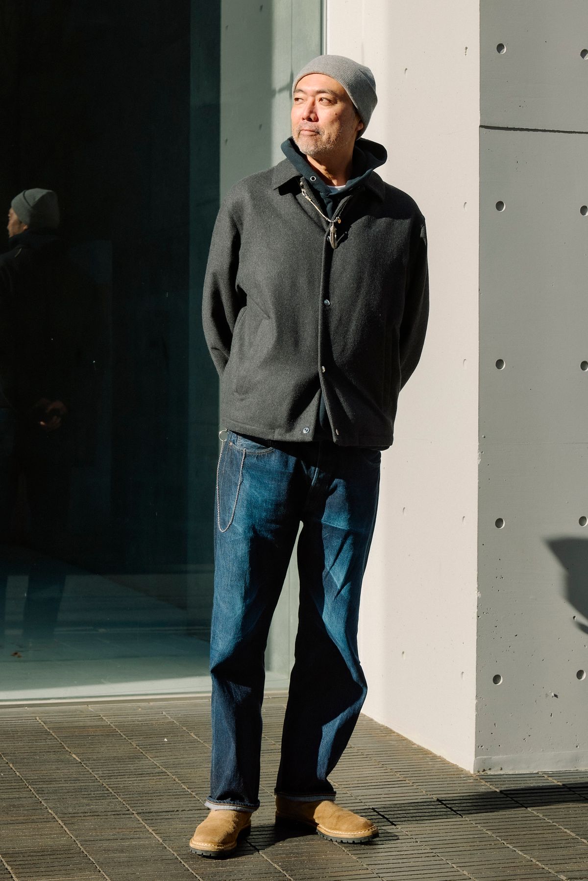 ジャケット＝オーエーエムシー　パーカー＝レショップ　デニム＝リーバイスヴィンテージクロージング　シューズ＝グイディ　帽子、ベルト、ウォレットチェーン＝すべて古着　ネックレス＝ゴローズ　ブレスレット＝ロンハーマン  