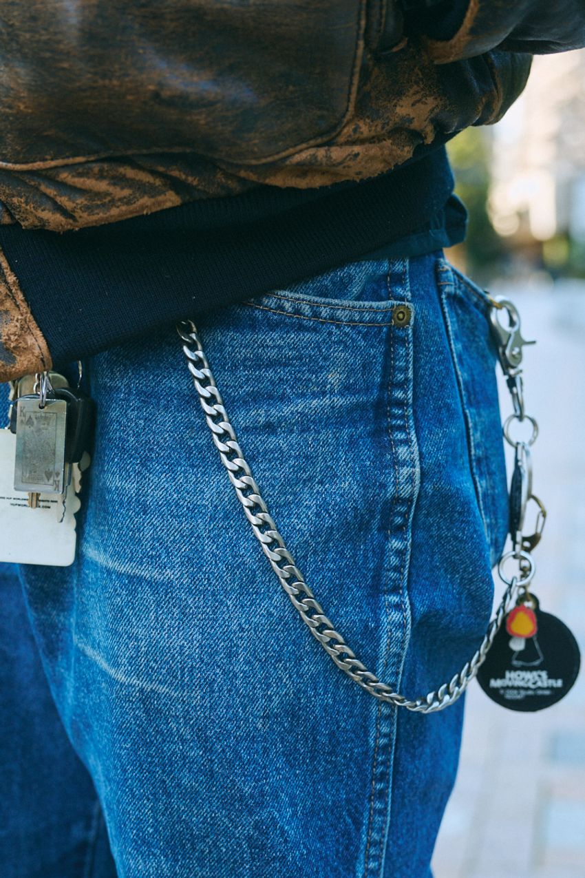 魅惑の"デニム×ウォレットチェーン"スタイル集。街角で見つけた5人を一挙紹介 - 5枚目の画像
