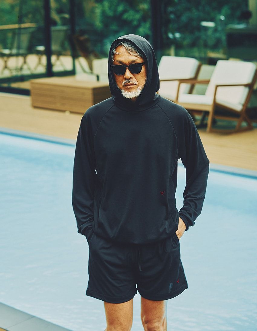 フーディー3万3000円、ハーフパンツ2万6400円／ともにベネクス フォー ウールラボ（ベネクス　046-200-9288）