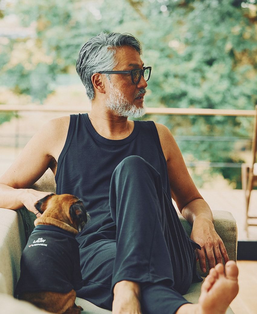 タンクトップ1万4300円、シャーリングパンツ3万3000円／ともにベネクス フォー ウールラボ（ベネクス　046-200-9288）