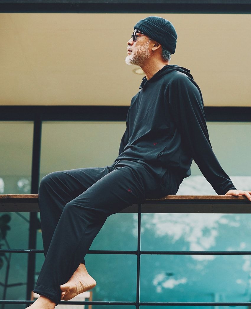 フーディー3万3000円、シャーリングパンツ3万3000円／ともにベネクス フォー ウールラボ（ベネクス　046-200-9288）