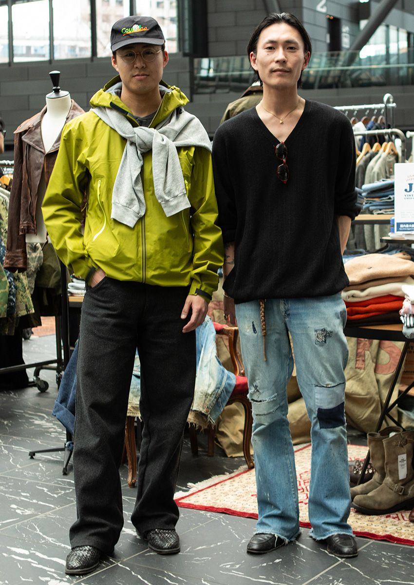 左／シェルアウター＝アークテリクス　スウェットシャツ、キャップ＝古着　パンツ＝アルマーニジーンズ　シューズ＝クラークス　右／ニット＝古着　パンツ＝モンゴメリーワード　シューズ＝フローシャイム  