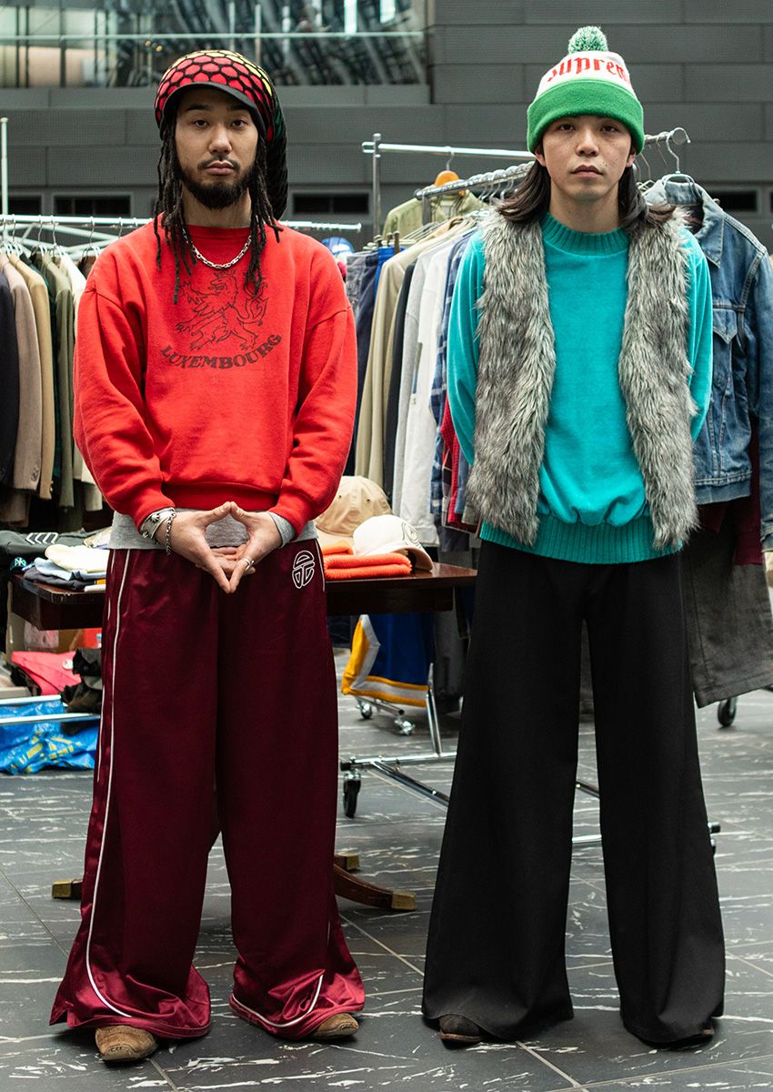 左／スウェットシャツ、シューズ、キャップ＝古着