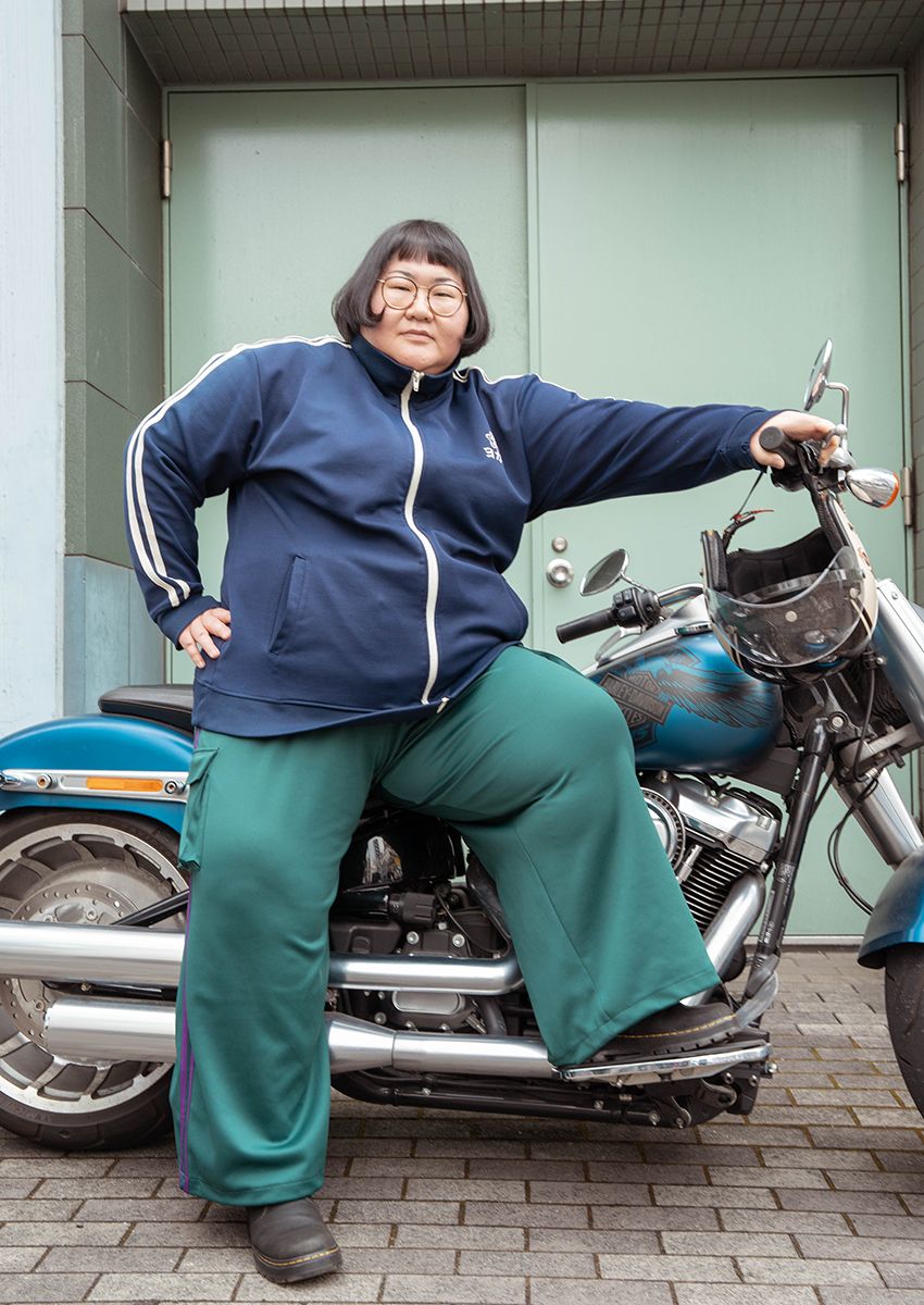 安藤なつ●1981年、東京都生まれ。お笑いコンビ・メイプル超合金のツッコミ担当。2015年『M-1グランプリ』ファイナリスト。芸人活動の傍ら、20年以上にわたり介護現場に携わる。2023年には介護業界の広報を目指すべく、国家資格である介護福祉士を取得。著書に『介護現場歴20年』『弱った親と自分を守るお金とおトクなサービス超入門』がある。写真は趣味のバイク、ハーレーダビッドソンの「ファットボーイ」。