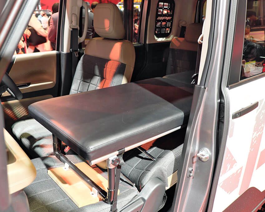 車中泊に対応するクラフトAOI製シングルベッドキット（参考出品）も装備。