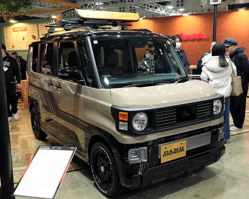 こちらはサンドベージュボディにブラックホイールを合わせた例。