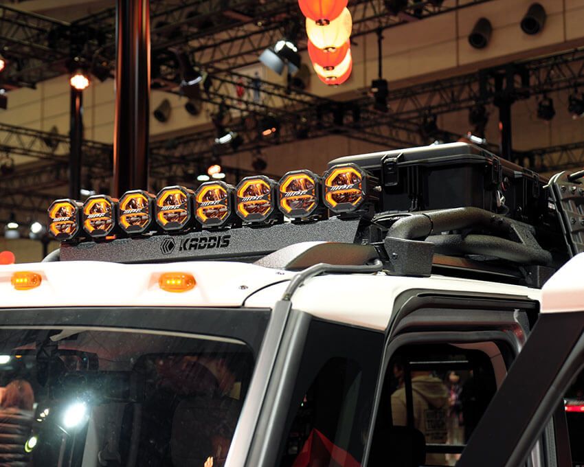 ルーフラックにはIPF製の4インチオクタゴンライトが9つ備えられた。