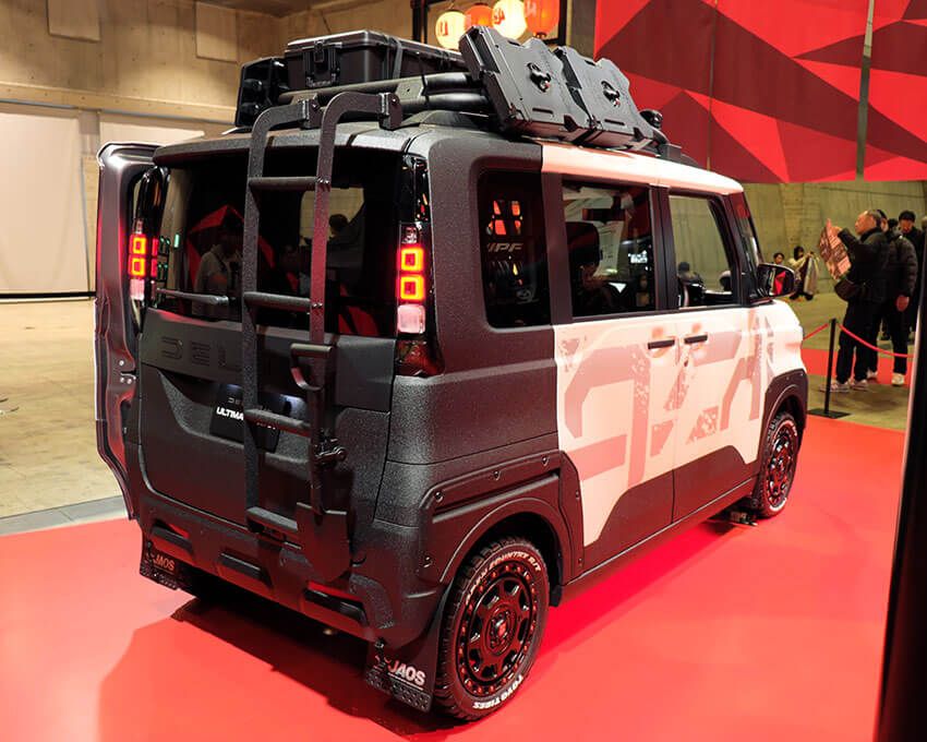 背面にオートフラッグス製のラダー（参考出品）を装着。