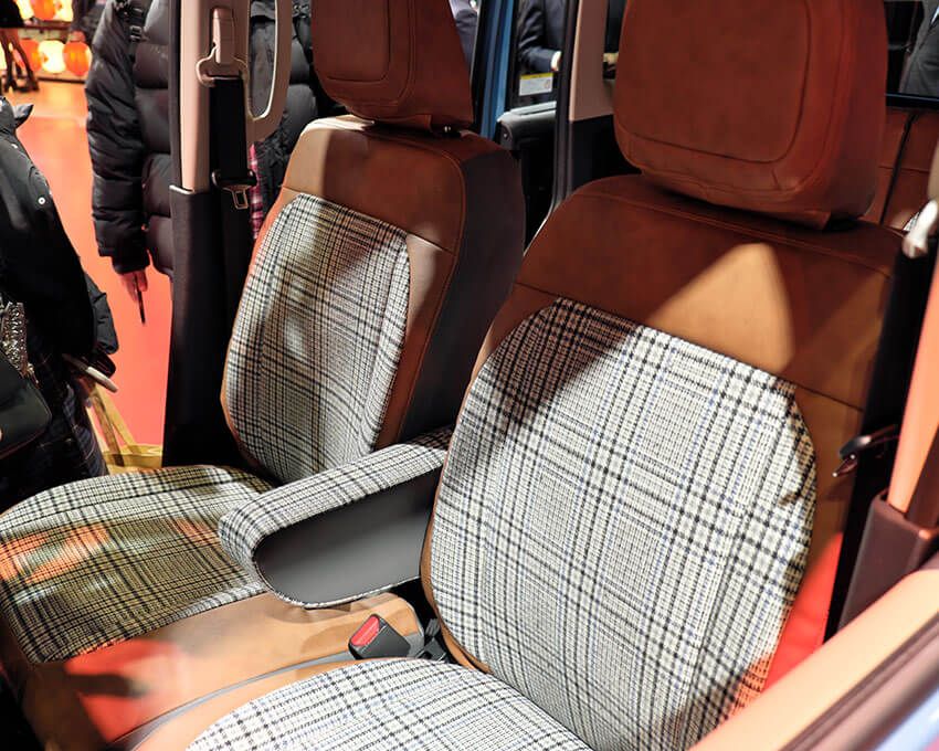 グレンチェック柄のシートも、レトロ顔にぴったりハマっている。